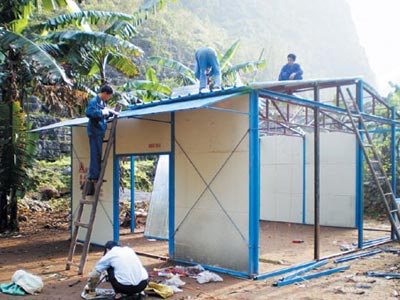 施工人员在搭建简易房作临时校舍