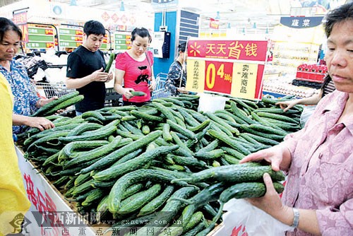 农产品销售困难卖不出好价钱 爱心超市到田间收购