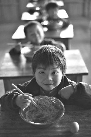 昨日，湖南横拉坪小学的学生吃上了第一顿免费午餐。 本报记者 王卡拉 摄