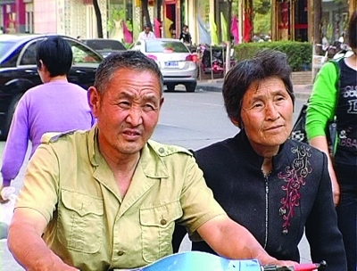 拾荒夫妻街头拾到钱包后等失主5小时(图)