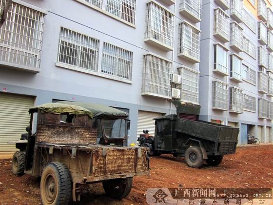 王灵农场职工"安居" "乐业"开着拖拉机住公寓楼