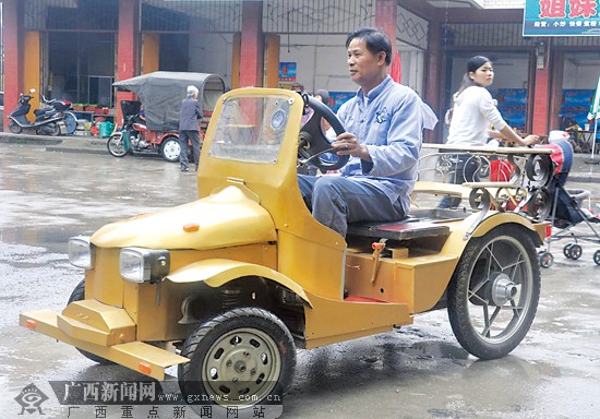 一老人自制“电动老爷车” 车遇重物自行断电(图)