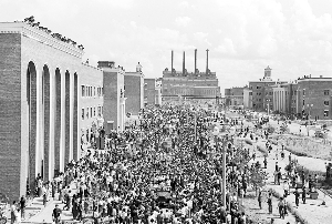 1956年7月,第一批国产解放牌载重汽车开出长春第一汽车制造厂报喜的时候,全厂职工夹道欢呼。 新华社发(资料照片)