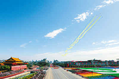 2009年10月1日,首都各界庆祝中华人民共和国成立60周年大会在北京举行。这是教练机梯队飞过天安门广场上空。 新华社发(资料照片)