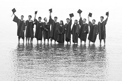 图为武大毕业生在凌波门亲水步道上拍照。