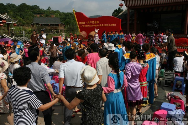 唱起山歌给党听 广西各族群众歌舞颂党恩(组图)