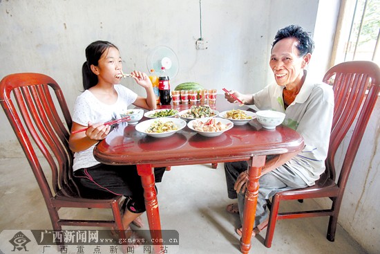 爱心人士鼎力帮助 捡垃圾的黑户女孩昨搬新家(图)