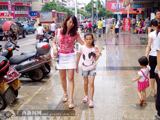 广西“最美撑伞女”给扬州市民带去了温暖和感动