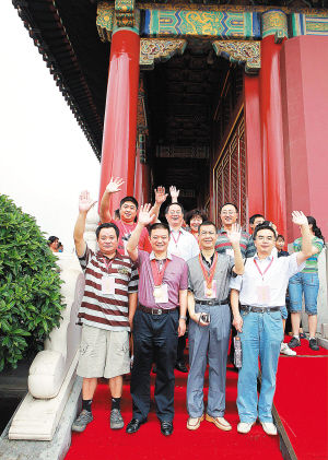 7月20日,全国劳模在天安门城楼参观并合影留念。当日,全国总工会正式启动2011年3000名劳模疗休养活动,劳模将分25批在全国13个疗休养点陆续参加疗休养。