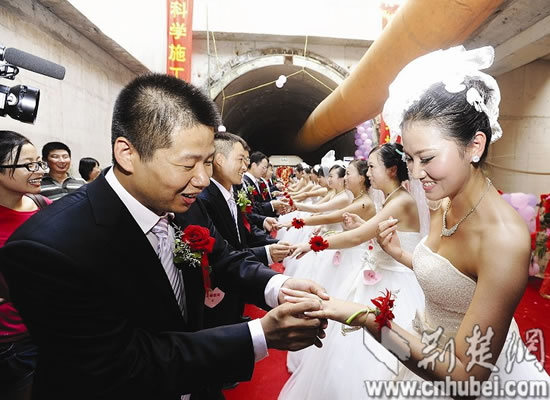 中铁一局12对新人在武汉地铁4号线举行集体婚礼(图)