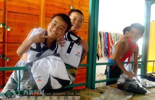 大化“麦田天使班”开班 50名贫困学生受资助(图)