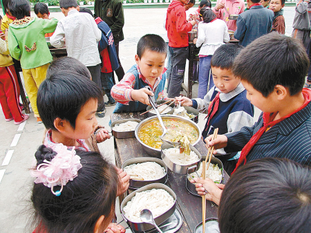 4000农村学生吃上免费营养餐