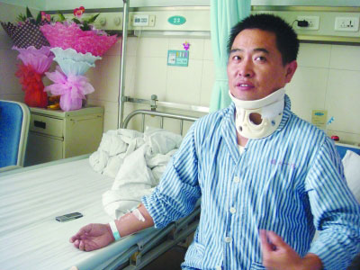 押解车出事故民警舍身救逃犯 逃犯获救后救民警