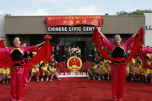 9月25日,在美国休斯敦中国人活动中心,华人秧歌队表演节目。当日,休斯敦华人华侨和留学生社团联合举办了庆祝中华人民共和国成立62周年的活动。新华社发(宋穹 摄)