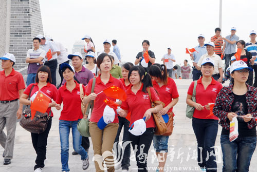 百名外来工游揭阳感受城市新变化