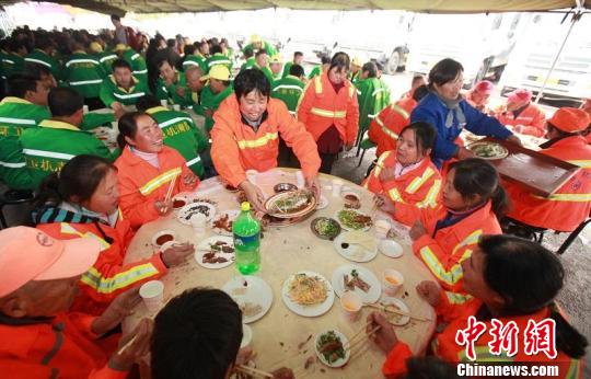 山西摆流水席宴请400名环卫工 庆祝"环卫工人节"