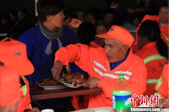 山西摆流水席宴请400名环卫工 庆祝"环卫工人节"