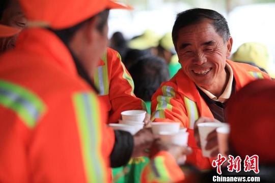 山西摆流水席宴请400名环卫工 庆祝"环卫工人节"