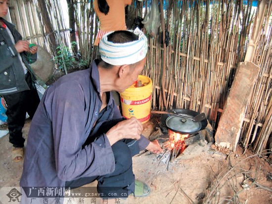老人搭草棚陪孙子孙女读书 称再苦也要让孙辈读书