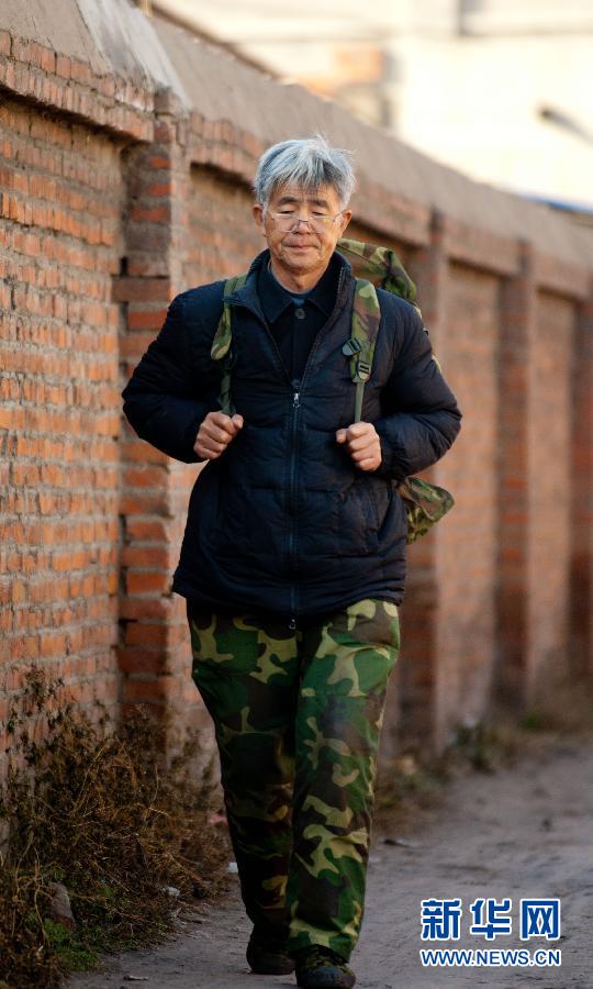 (中国网事·感动2011·图文互动)(1)死者为大,入土为安——河南一近花甲农民演绎现实版《落叶归根》