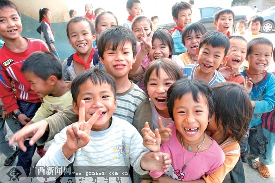 5万个孩子吃到免费营养午餐 昔玉米粥今有菜有肉