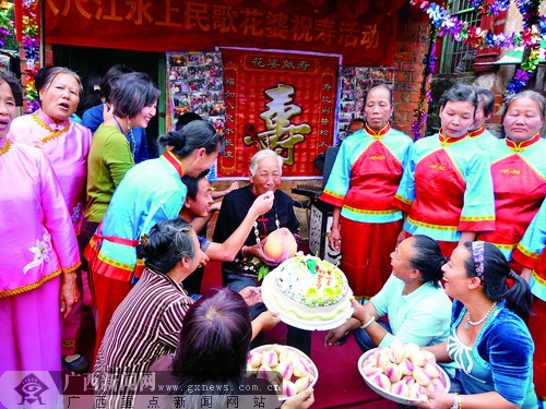 南宁市邕宁区水上人家举办民间传统祝寿会(图)