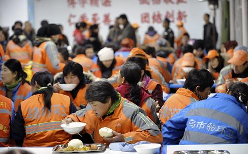 乌鲁木齐:万余环卫工人吃上“免费餐” 11月28日,环卫工人们在乌鲁木齐市沙依巴克区八一街道办事处新疆职业病医院就餐点内吃早饭。 当日,乌鲁木齐市沙依巴克区八一街道办事处在新疆职业病医院就餐点内,为辖区内约400名环卫工人试供应免费早餐。沙依巴克区还将根据实际情况为夜班环卫工人提供免费夜宵。乌鲁木齐市委、市政府日前决定,从2011年12月1日起,为每位早班作业的环卫保洁员提供一份标准早餐,由各街道办事处就地、就近选定供应点,也可通过配送车辆发放,所需费用由市、区两级财政全额承担。 目前,乌鲁木齐现有公益性环卫保洁员1.9万名,其中,每天上早班的约有1.2万人,他们每天早晨6点就开始上岗工作。由于工作的时限性和特殊性,多数人早上只能啃点干馕,吃点凉饭,连热水都喝不上。随着严冬逼近乌鲁木齐,当地清除冰雪任务加重,这一问题更加突出。 新华社记者 赵戈 摄