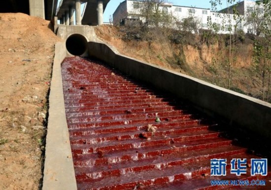 洛阳涧河变“红河谷”原是污染惹祸 治污前景不容乐观